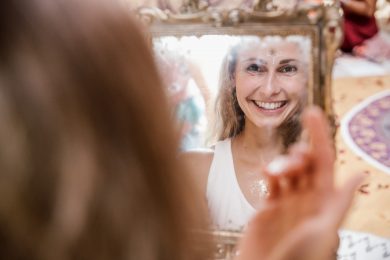 Female-Tribe-Women-Circle-Aphrodite-Frau vor Spiegel