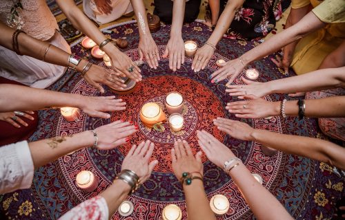 Female-Tribe-Women-Circle-Hände